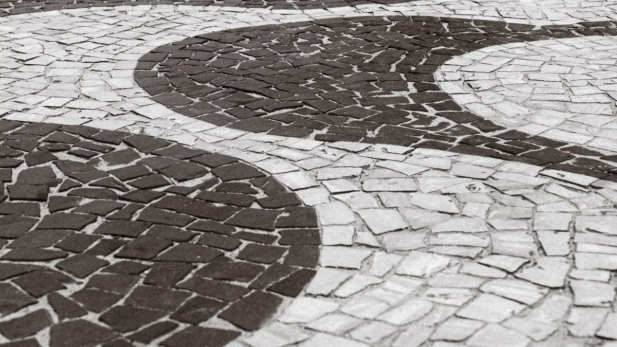 Pedra portuguesa: como usar no jardim e na calçada